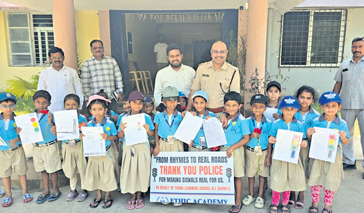 School children thank police for installing traffic signals in Mancherial
