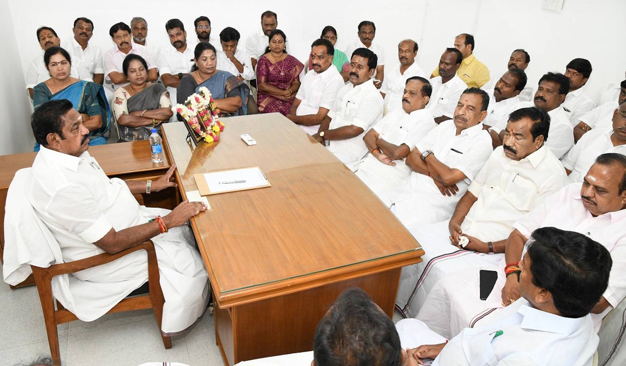 AIADMK district Secretaries meet today amid internal turmoil, revolt rumours