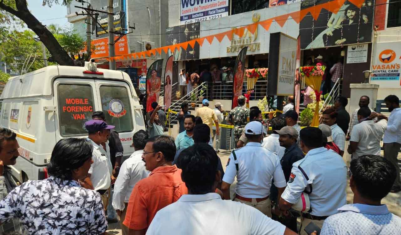 Armed gang opens fire, loots jewellery shop in Karimnagar