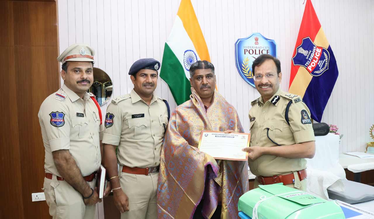 Auto driver foils chain snatching, honoured by Hyderabad police