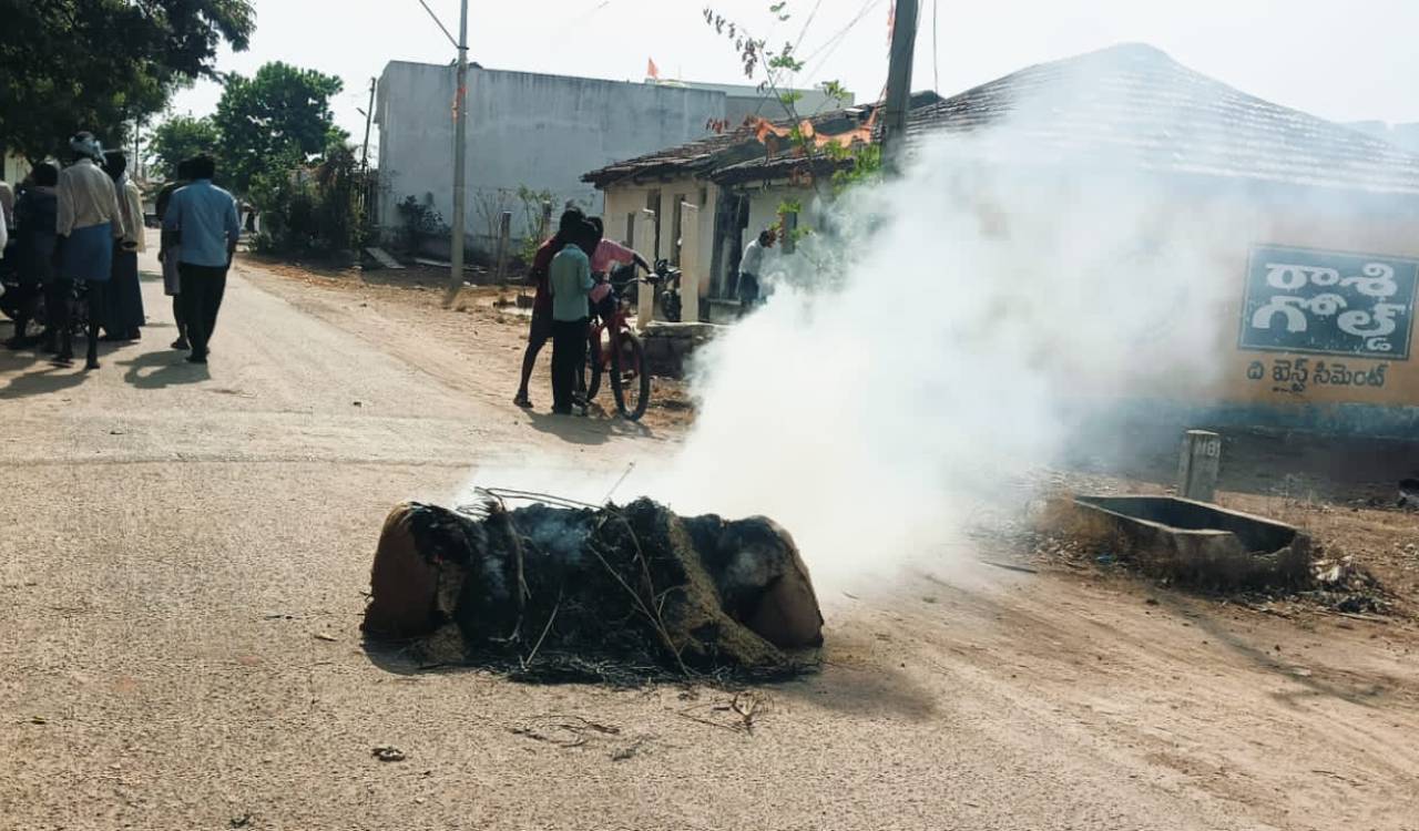Farmers set fire to paddy sacks and lock a warehouse in Yadadri Bhongir over delay in procurement