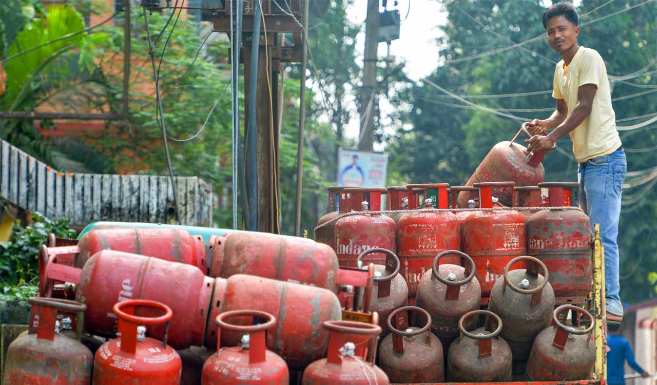 Commercial LPG price hiked by Rs 993; domestic cylinder rates unchanged