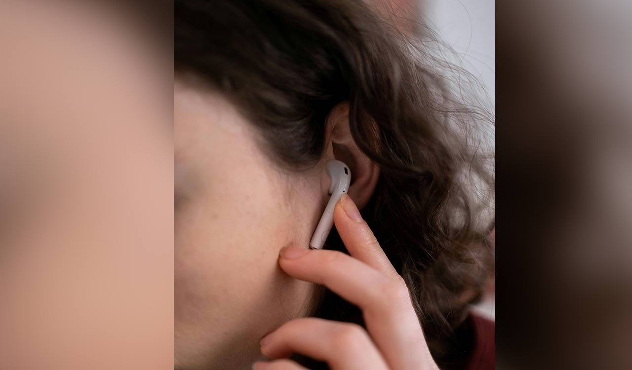 Think Your Earphones Are Harmless? Here’s What Experts Say