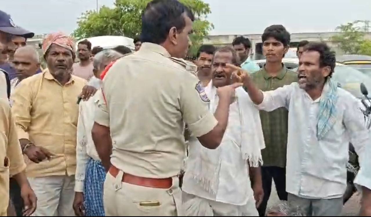 Farmers hold Cong responsible for paddy damage at procurement centres; stages protest in Medak