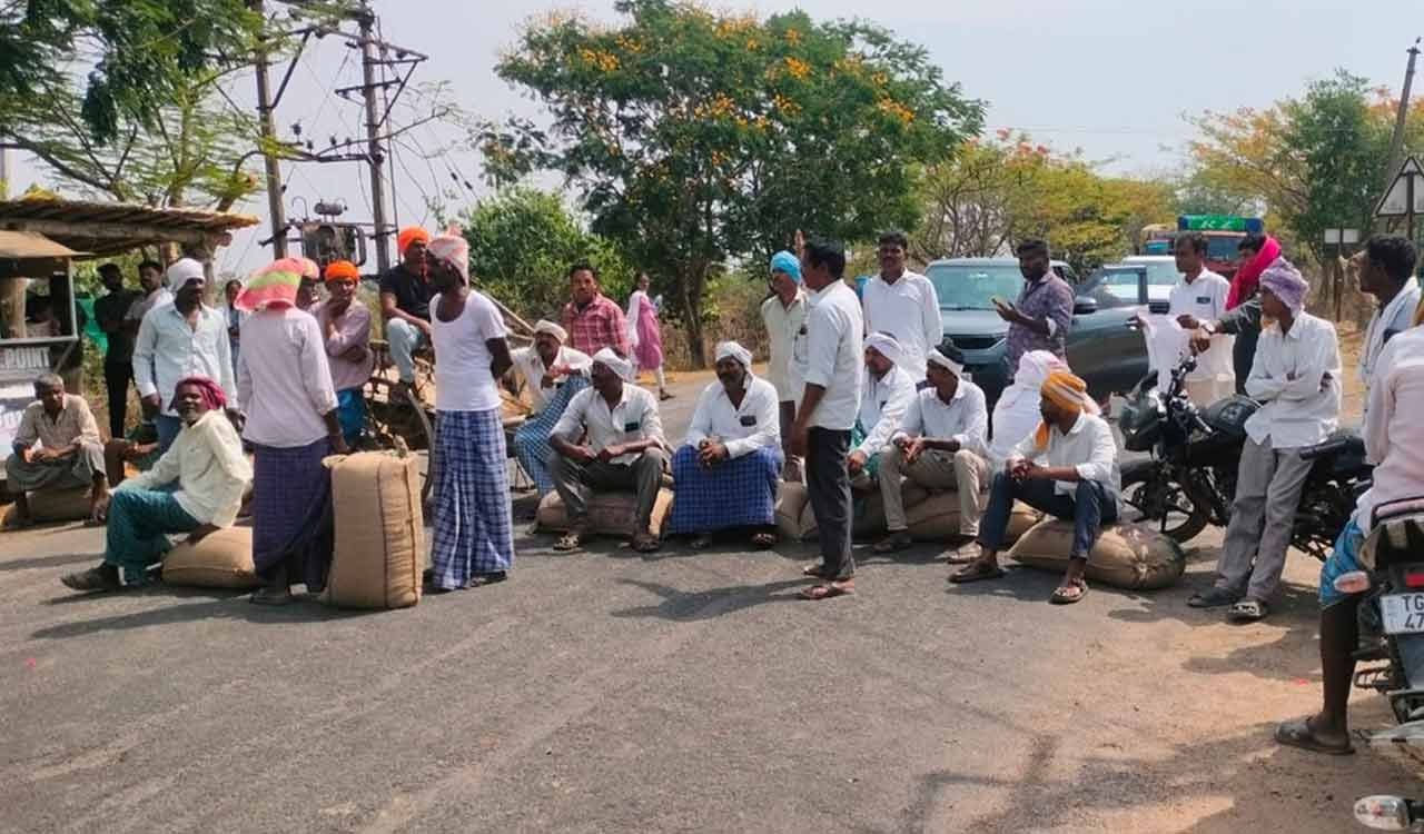Farmers block Adilabad-Mancherial road demanding immediate maize procurement
