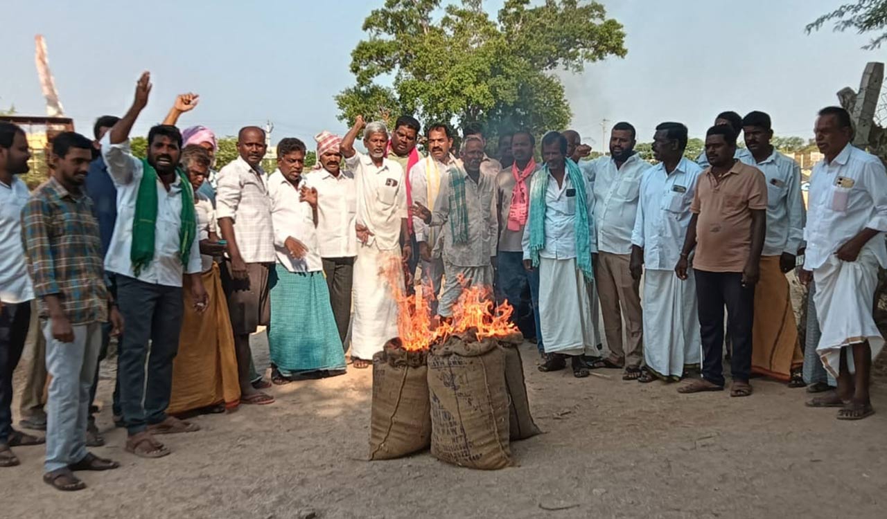Farmers set fire to paddy stocks in protest in Telangana