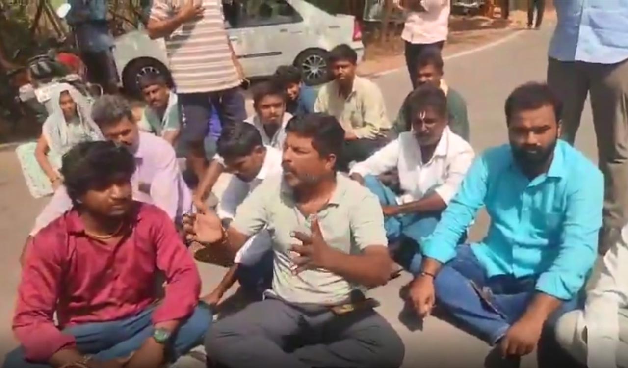 Farmers protest procurement delays, set paddy sacks on fire in Yadadri Bhuvanagiri