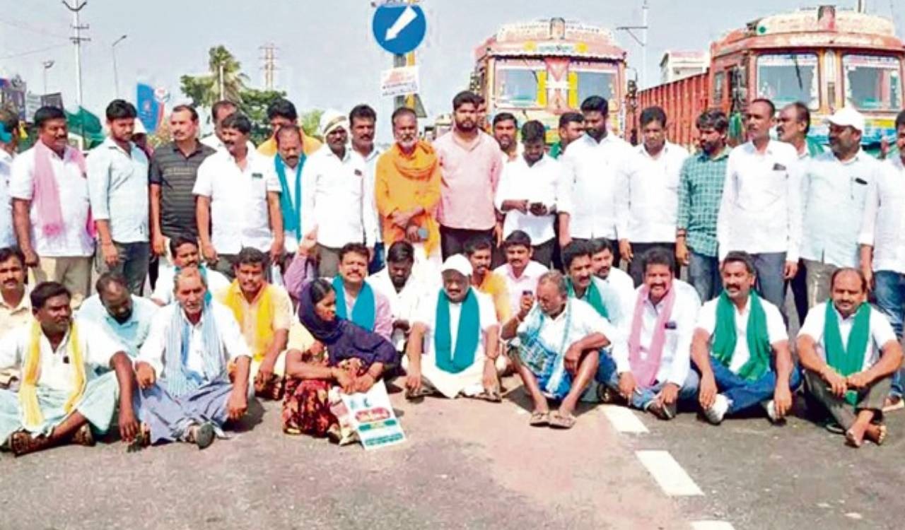 Farmers stage rasta roko across Warangal against delay in crop procurement