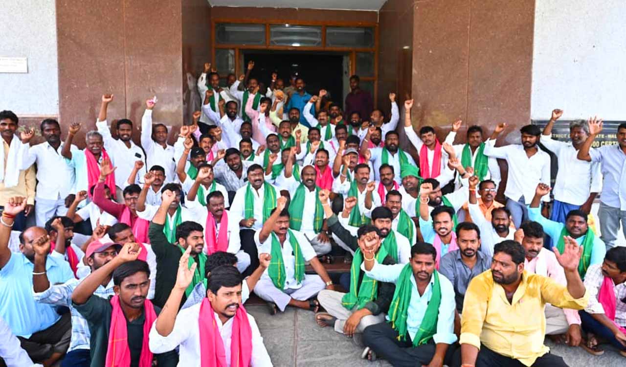 Former Minister Prashanth Reddy stages protest with farmers on National Highway
