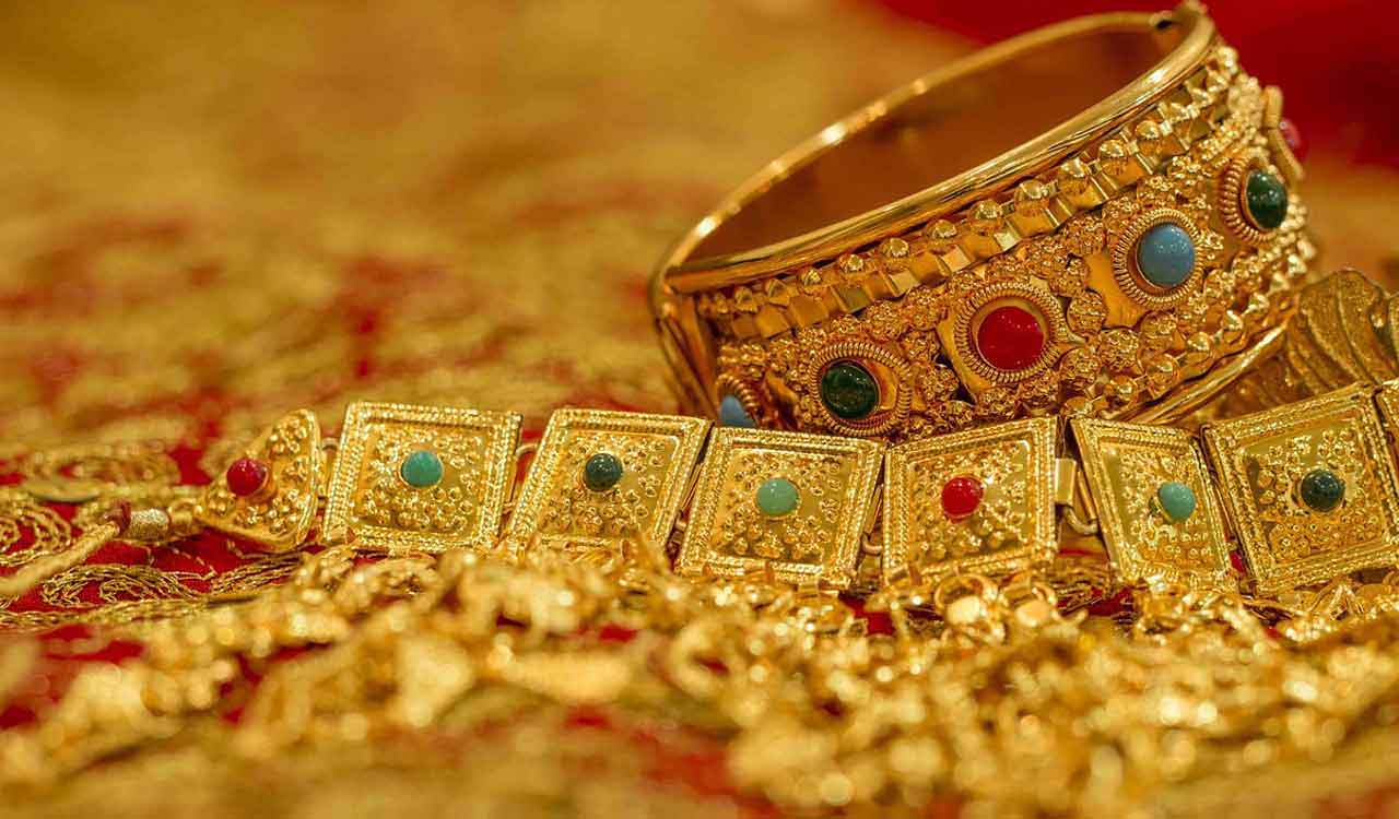 Gold prices fall Rs 1,100 in Delhi amid weak global trends