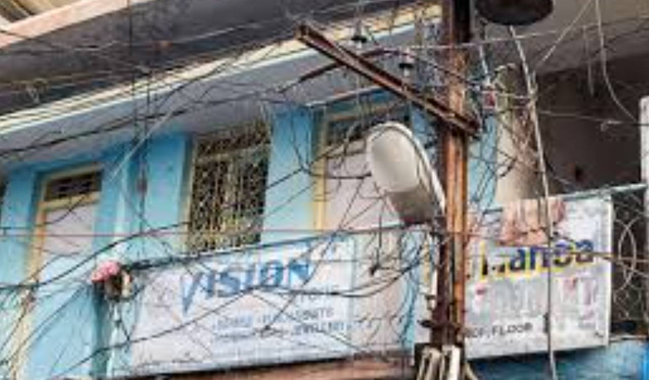 Malkajgiri civic chief warns cable firms against hanging wires