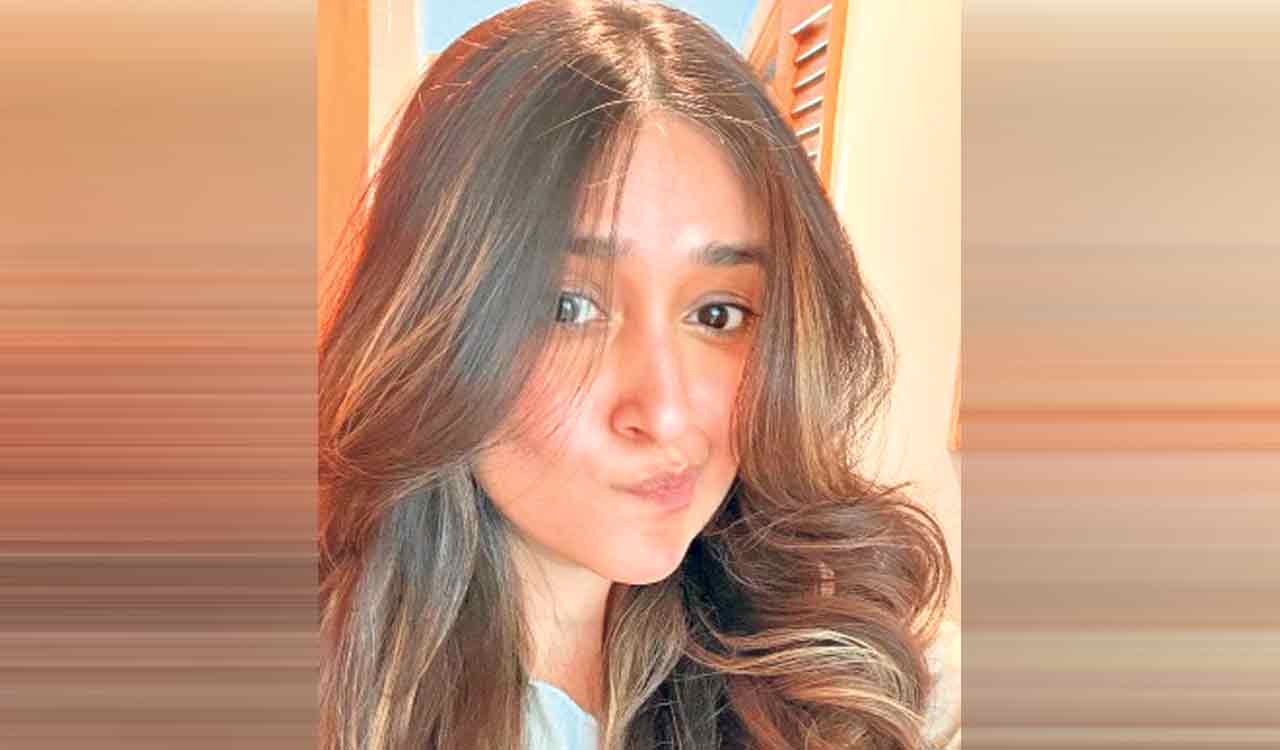 Ileana D’Cruz enjoys ‘good hair day’ until toddler joins in