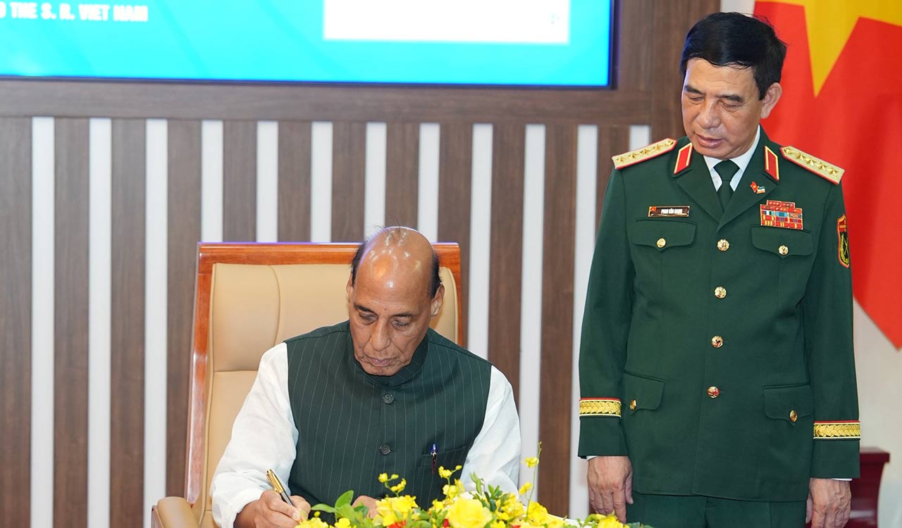 Rajnath Singh meets Vietnam’s Phan Van Giang, discusses defence cooperation, maritime security