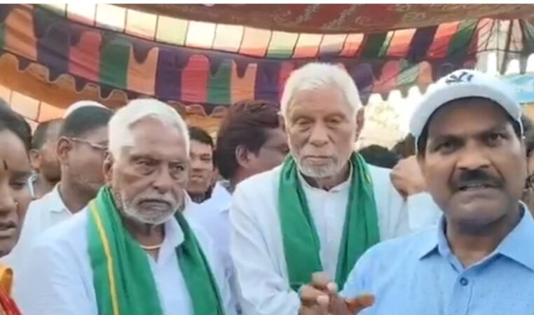 Jeevan Reddy stages marathon sit‑in in Mancherial, demands compensation to farmers’ kin