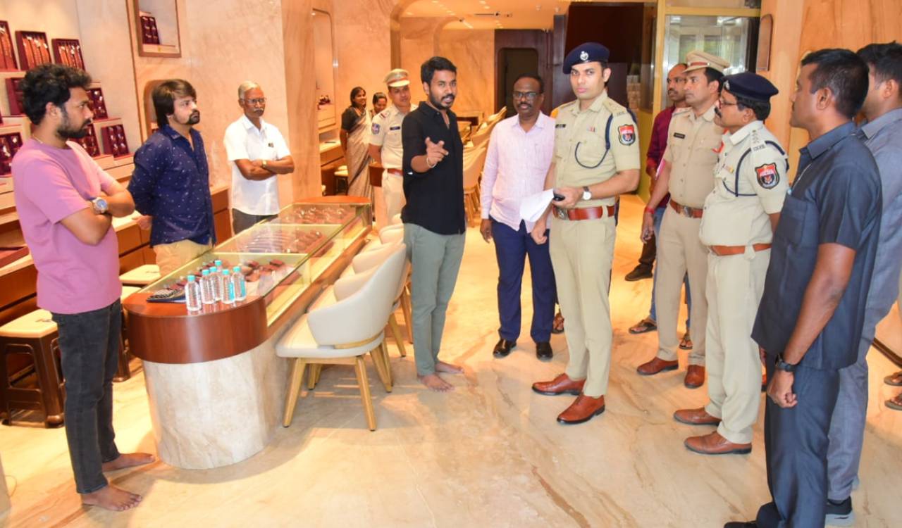 Police Commissioner conducts surprise checks on jewellery shops and lodges in Karimnagar