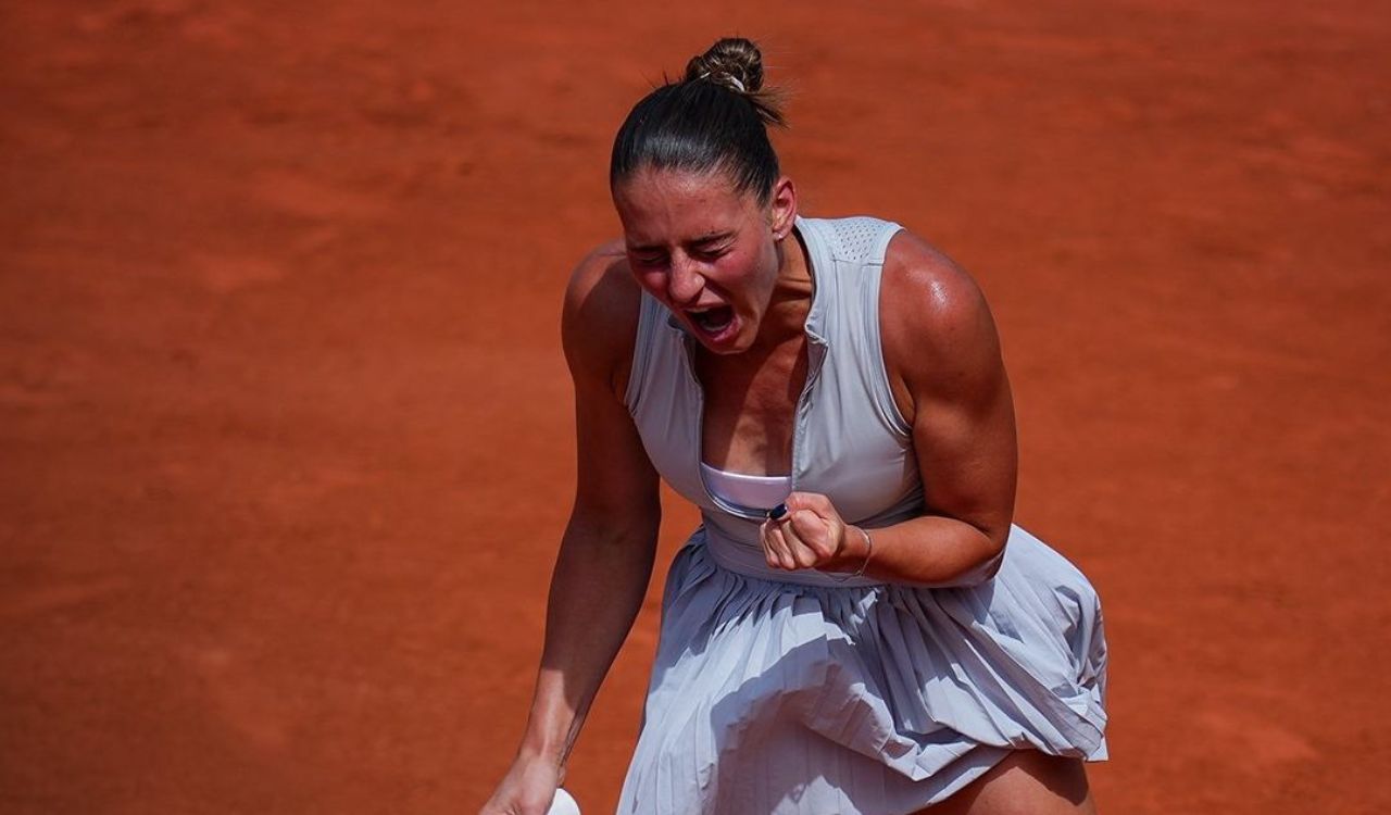French Open: Kostyuk sets up Swiatek rematch as winning streak rolls on