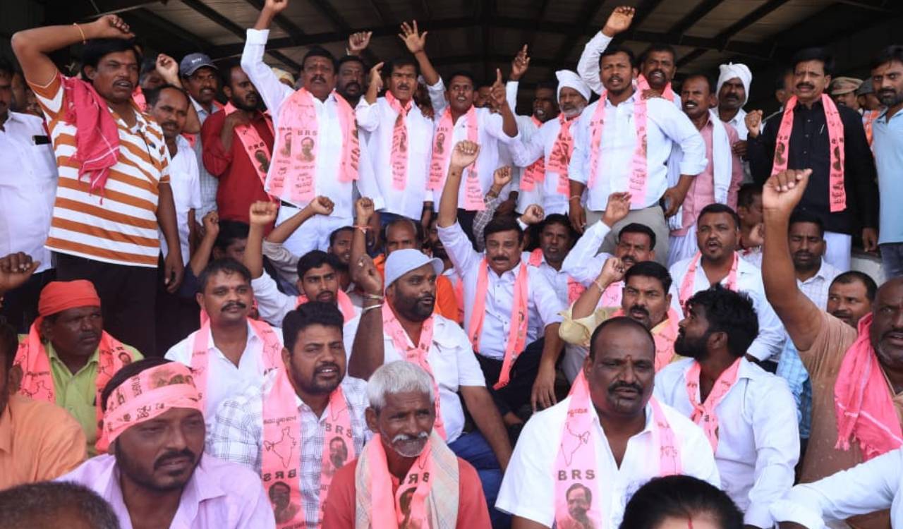 Chaos at Praja Palana as Dubbak MLA leads farmers’ protest