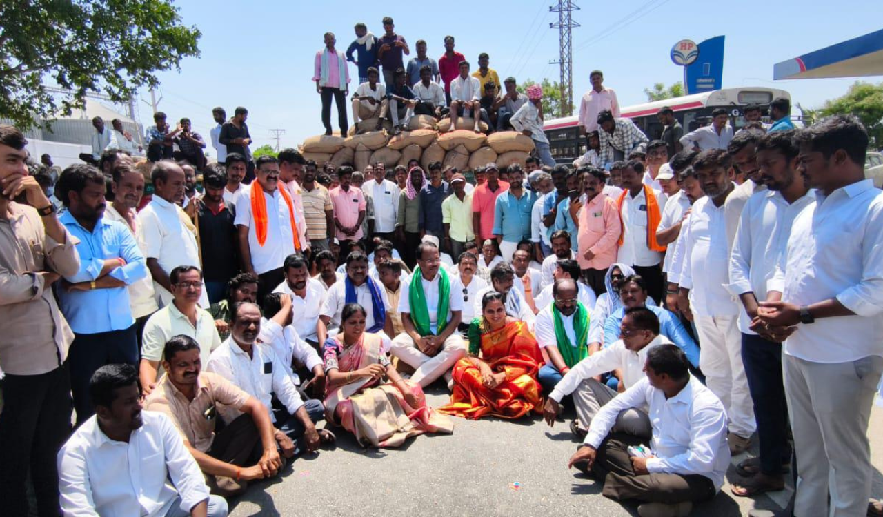 Laxma Reddy slams Congress over maize transport delays, farmers protest in Mahabubnagar