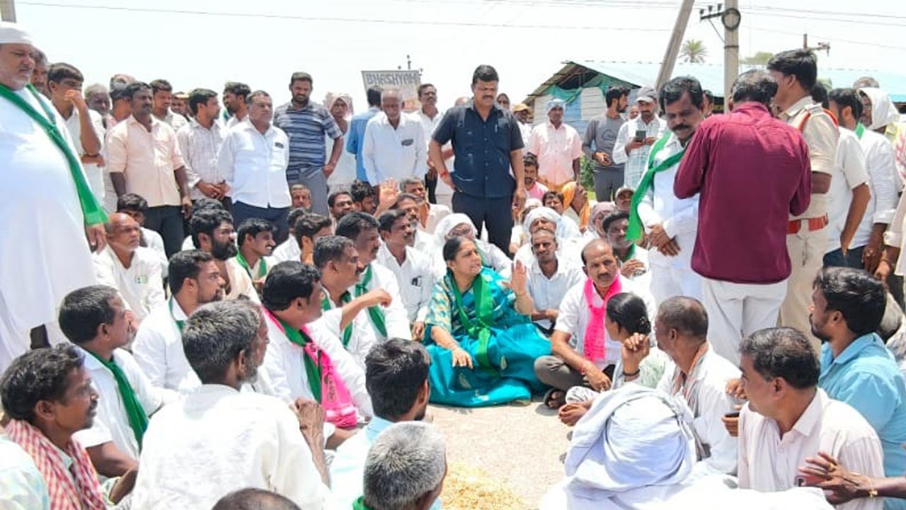 Sunitha Lakshma Reddy slams Congress over paddy procurement delays in Medak