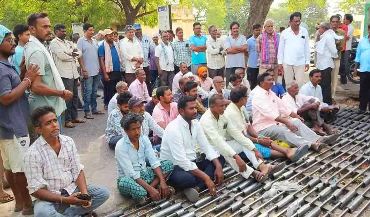 Maize farmers block Karimnagar market yard to protest delay in procurement