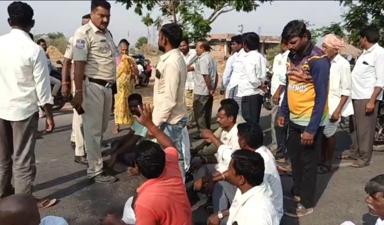 Medak: Ryots stage protest day after farmer commits suicide at Ambajipet