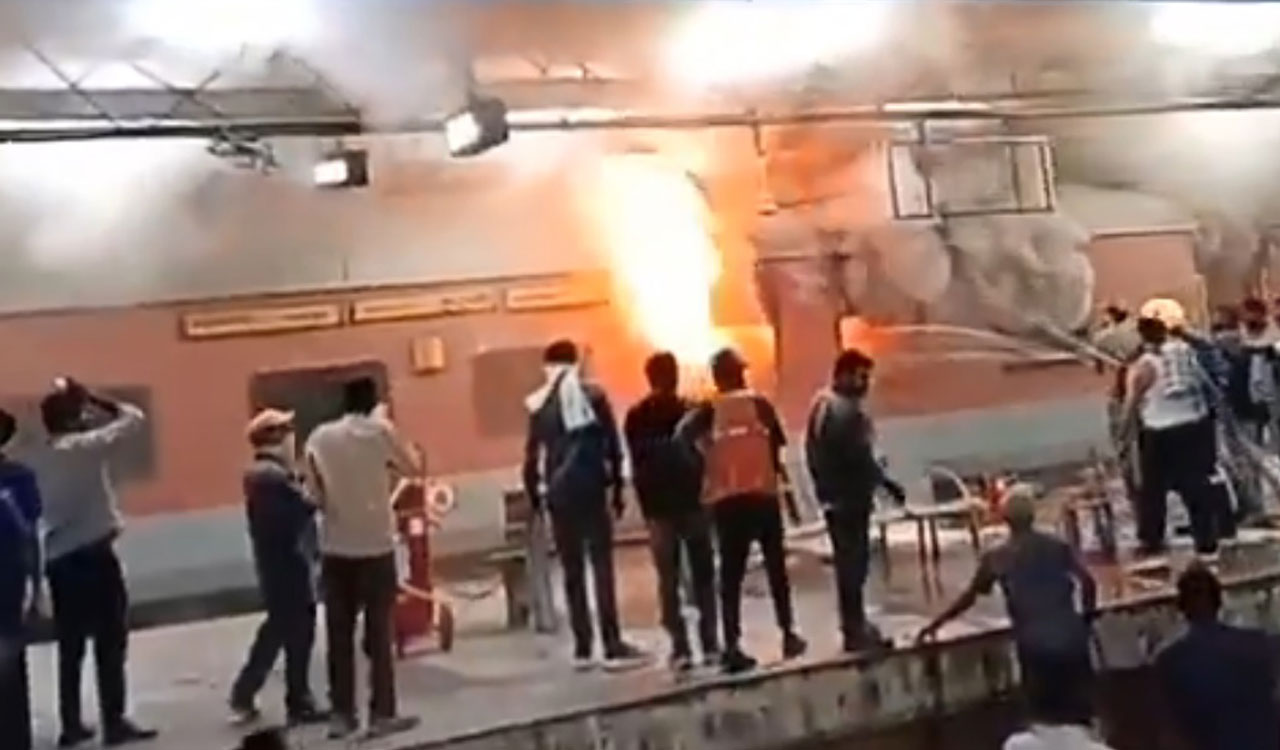 Minor fire in empty coach of Hyderabad–Jaipur special train at railway station