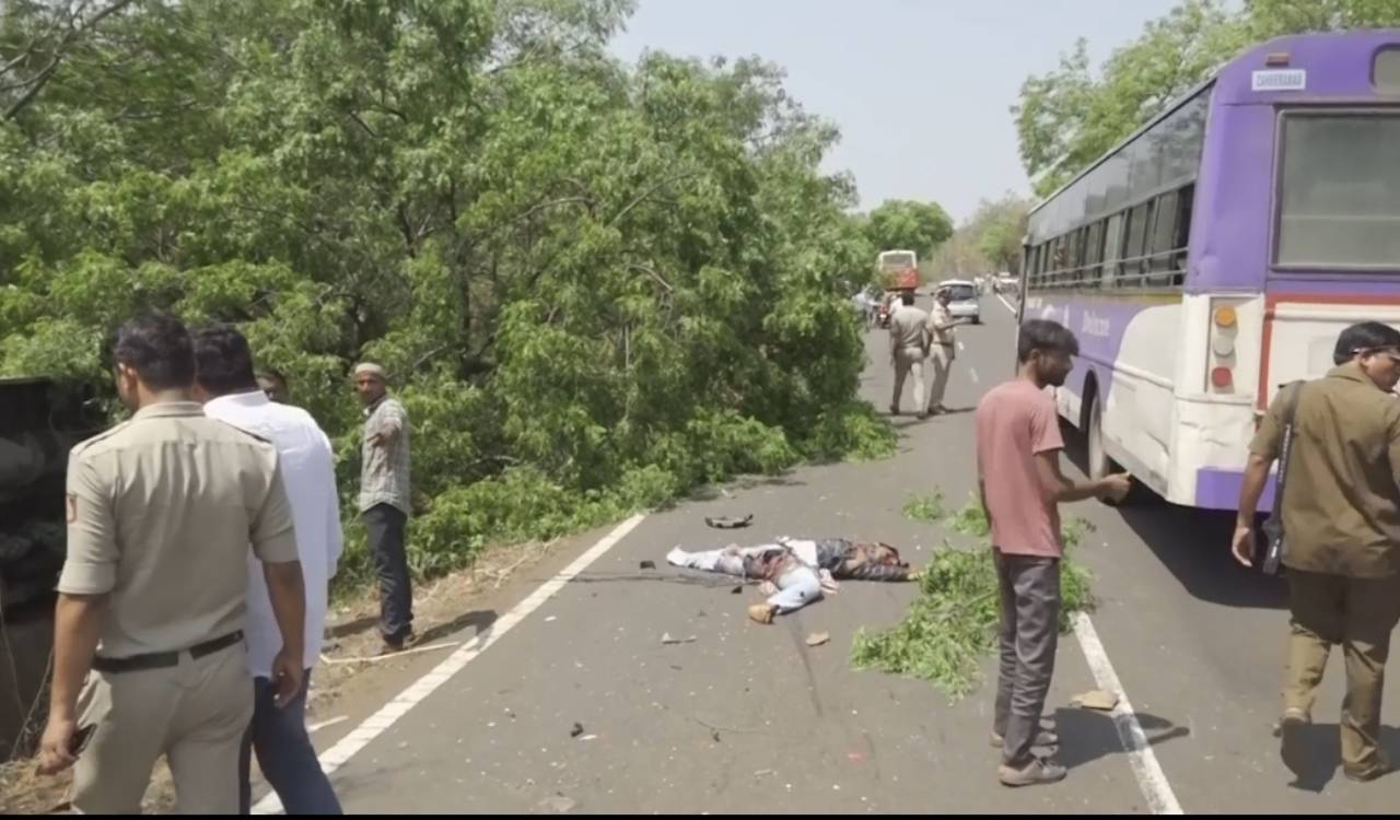 Two Sangareddy residents die as Karnataka bus hit bike on KA-TG border