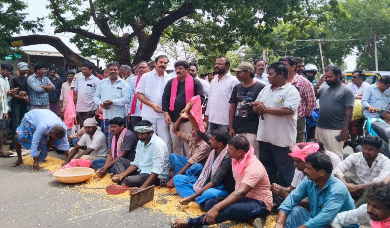 Maize, paddy farmers take to streets, lock up PACS CEO in office in Khammam