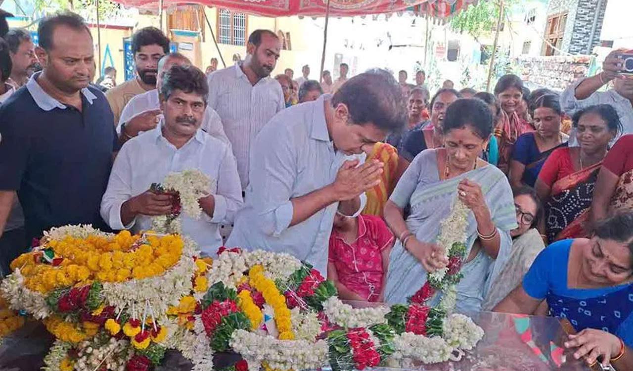 KTR pays tributes to BRS councillor Kasarla Padma in Sircilla