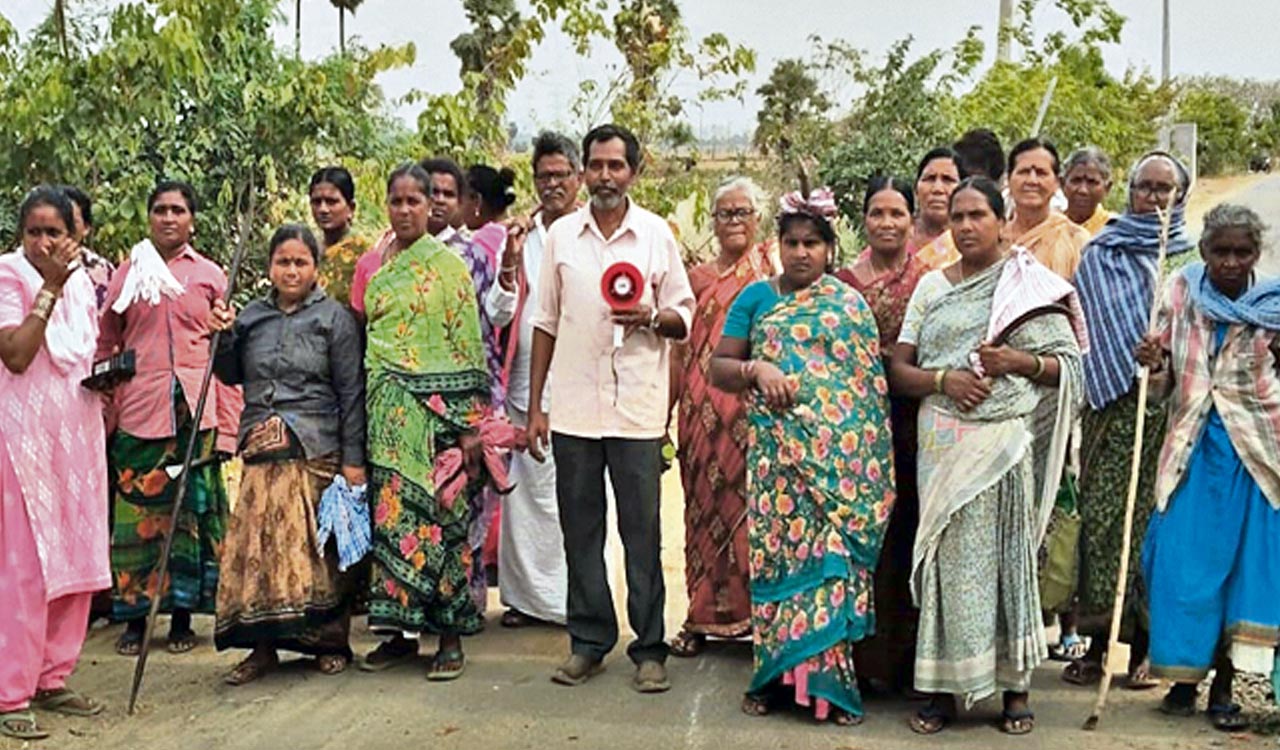 An autowala in Khammam pitches for admissions in government schools