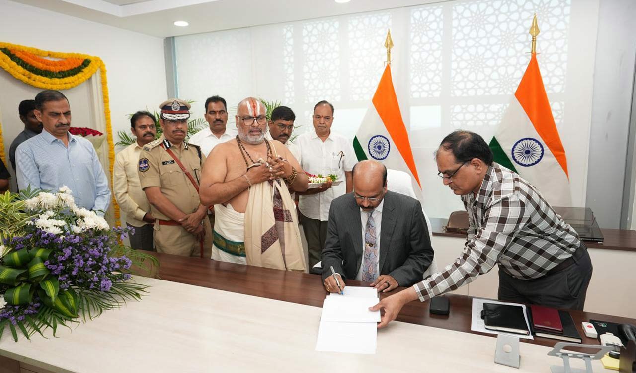Former DGP Shivadhar Reddy assumes charge as Telangana State Security Advisor