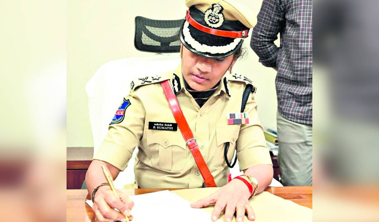 Malkajgiri Police Commissioner goes undercover to assess women’s safety