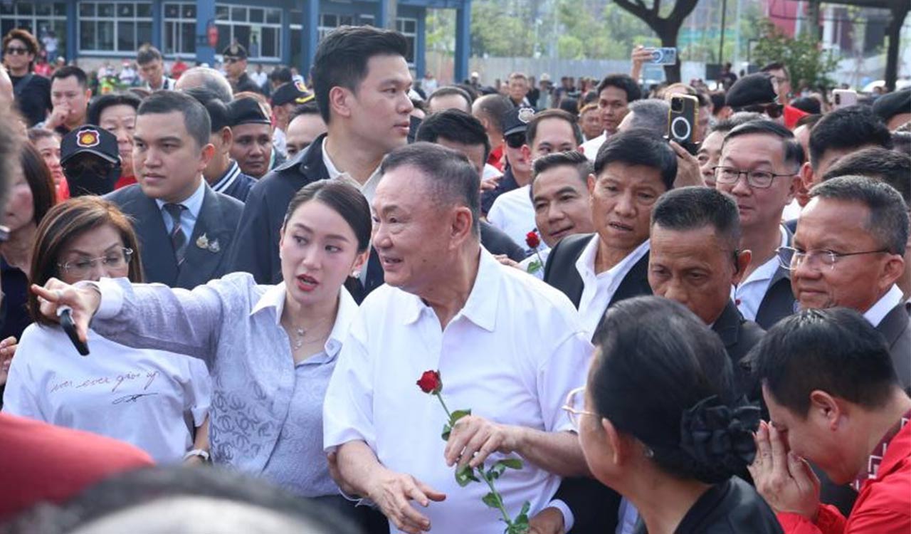 Former Thai PM Thaksin released on parole