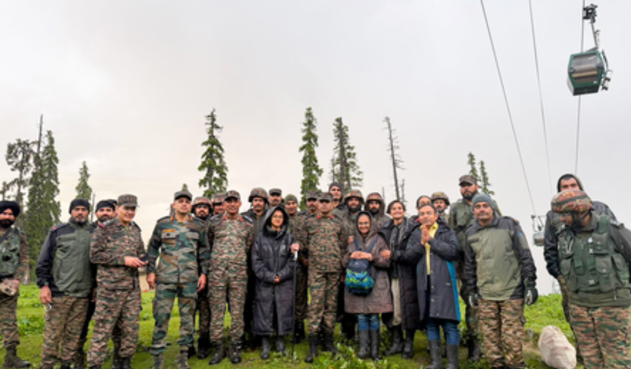 320 rescued from stranded Gulmarg cable cars, says J&K DGP