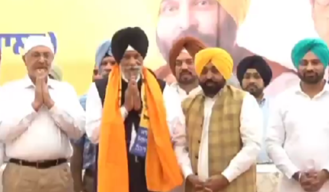 Former Punjab Minister Surjit Singh Rakhra joins AAP