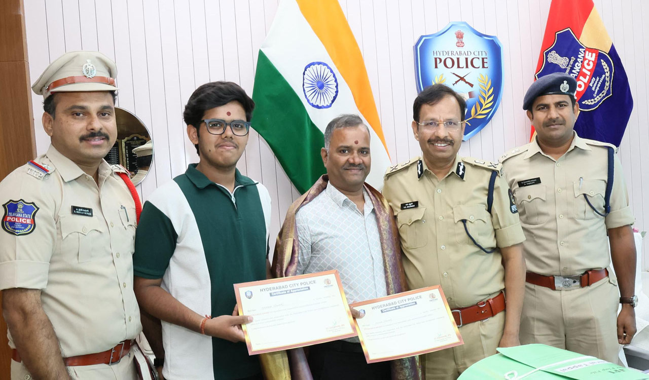 Hyderabad police felicitate father-son duo for exposing gas cylinder scam