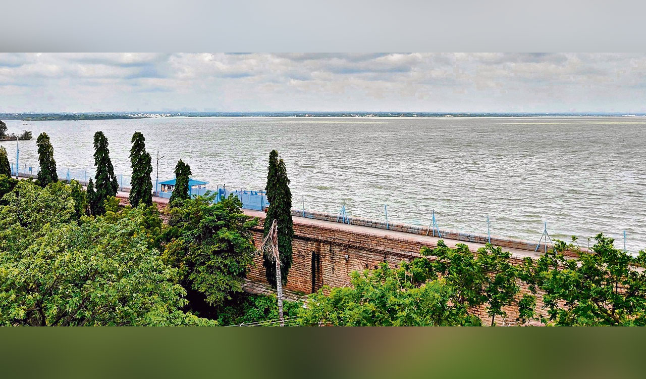 Summer reach peak: Hyderabad’s twin reservoirs turn green