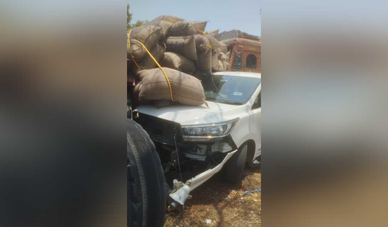 AMVI had miraculous escape as paddy laden tractor hit his vehicle in Siddipet