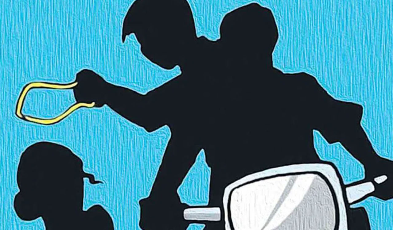 Chain snatcher caught by locals in Hyderabad