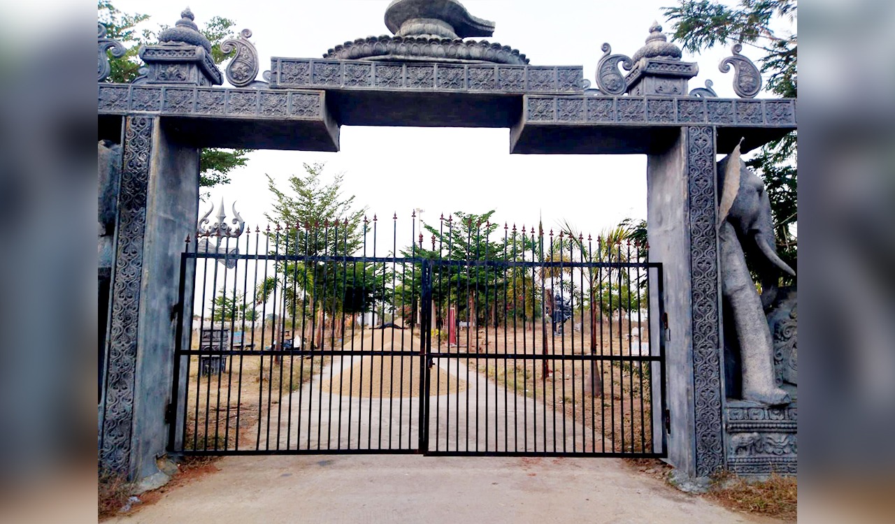 Paddy drying crisis in Narayanpet forces farmers to use crematorium in Kosgi