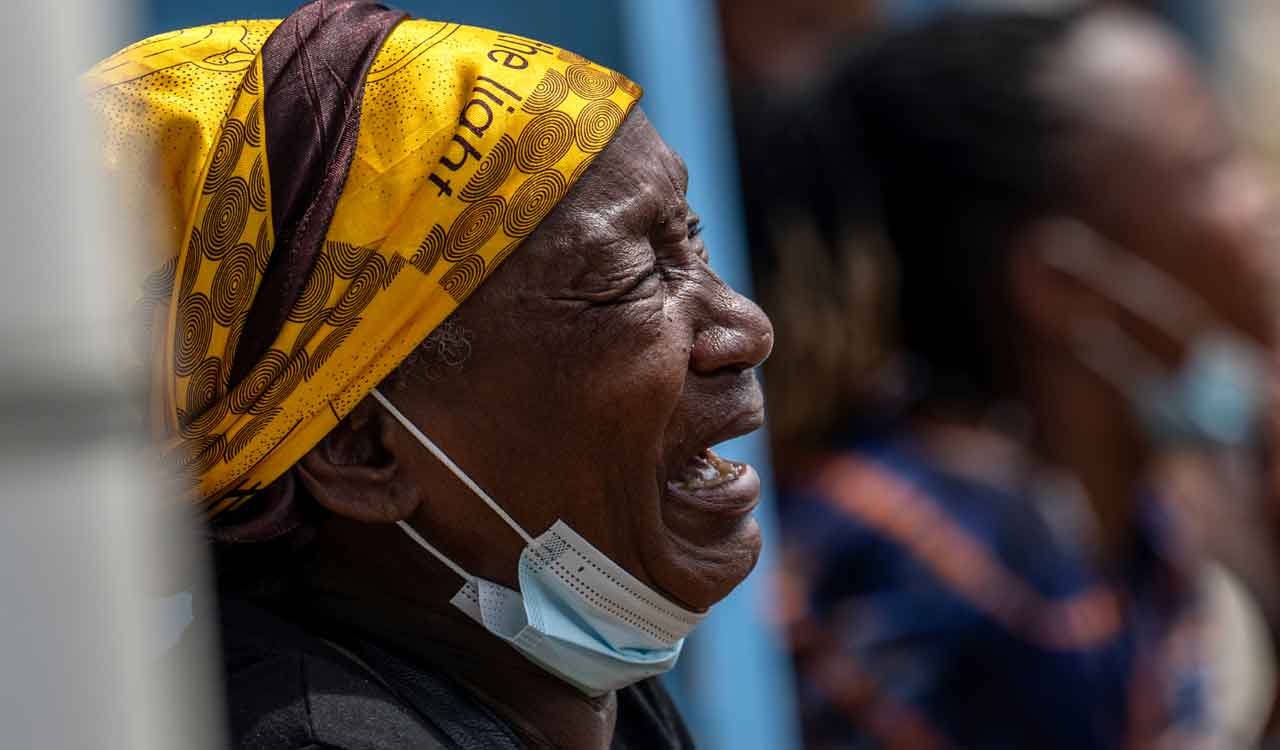 Ebola clinic torched in Congo, 18 patients flee