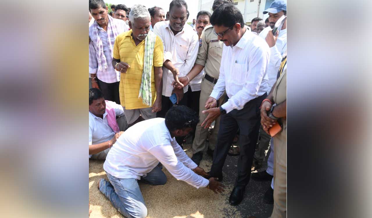 Another farmer falls at officer’s feet urging procurement of paddy in Mancherial