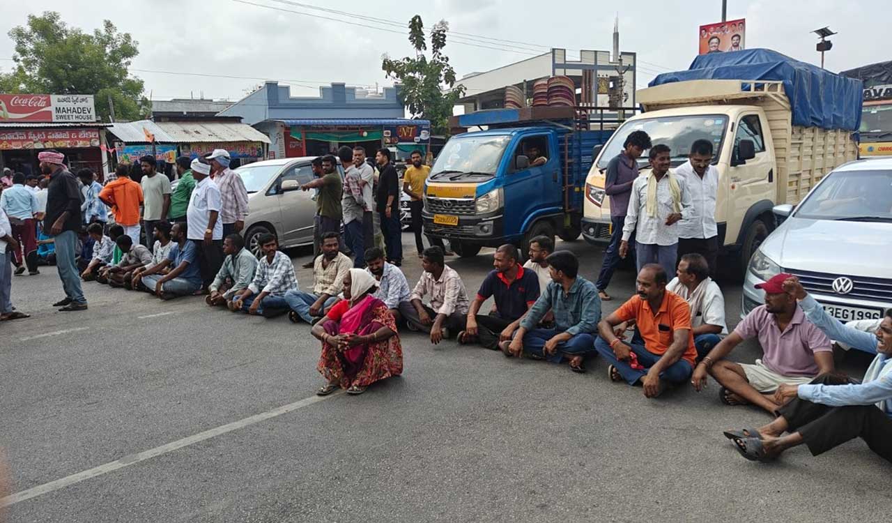 Farmers stage rasta-roko demanding paddy procurement in Mancherial