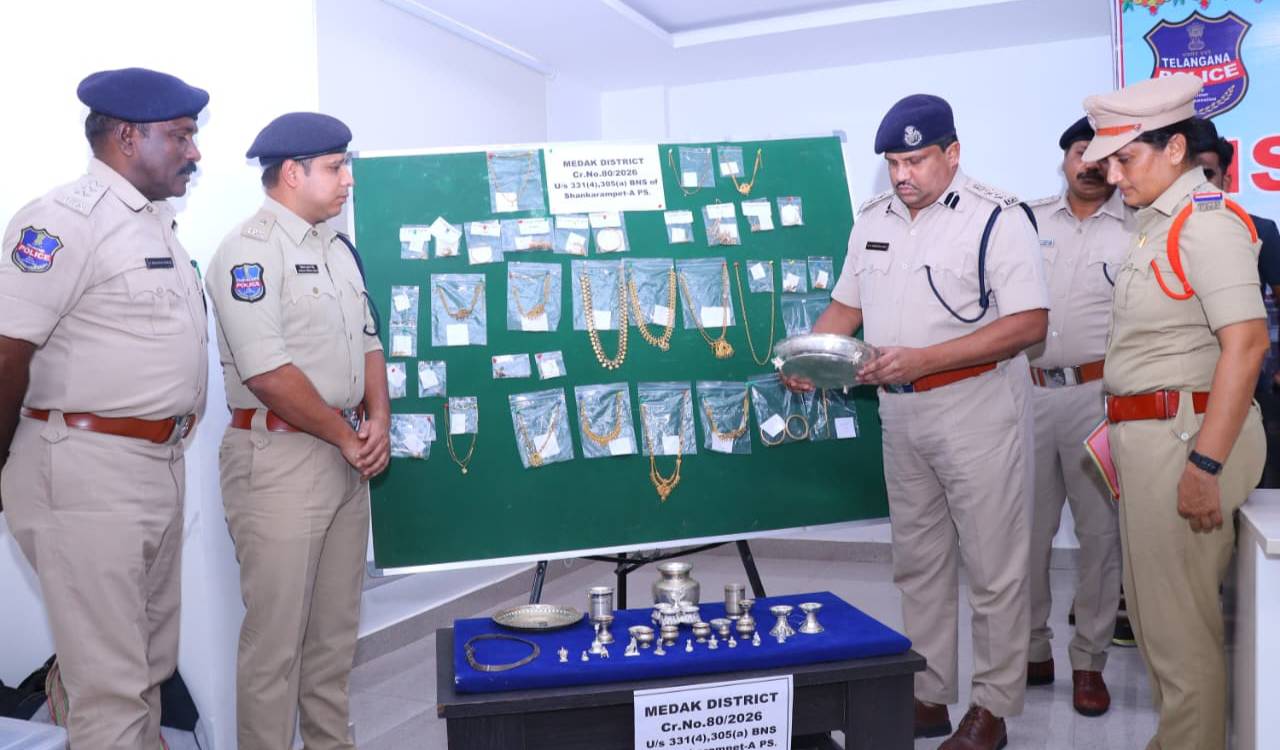 Medak police craked theft case, seized 929 grams of gold, 1.7kg silver ornaments