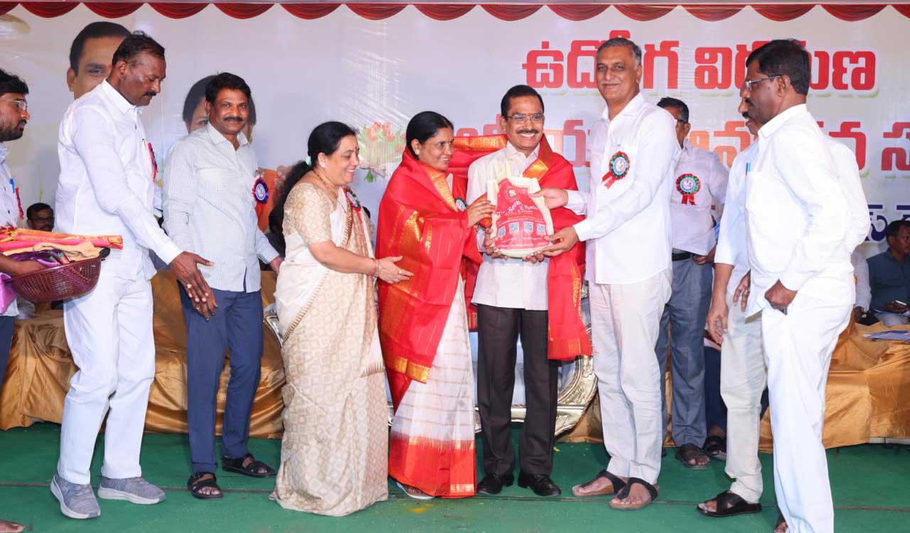 Only three regular DEOs functioning in Telangana, says Harish Rao
