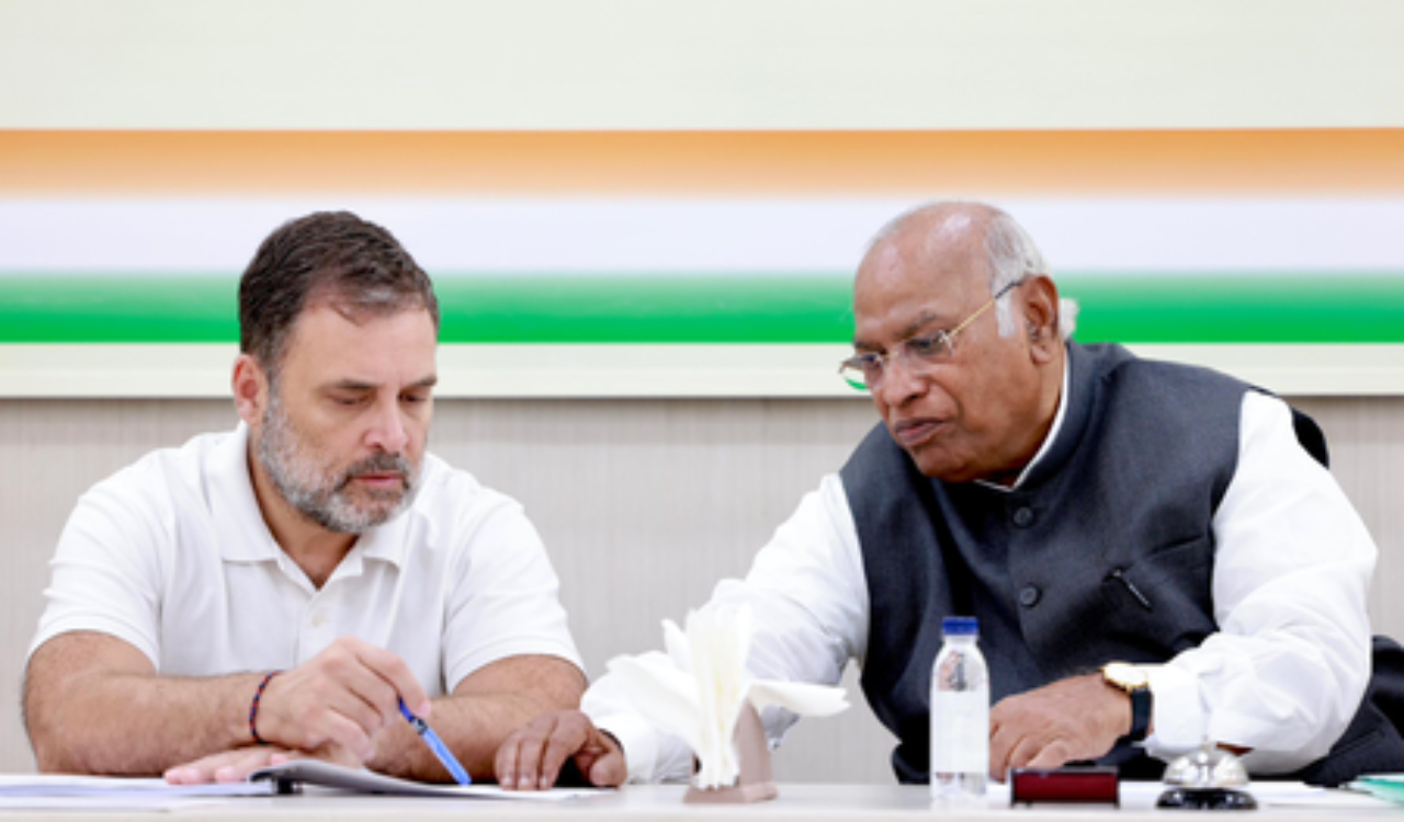 Kharge leads high-level meeting on Kerala CM selection