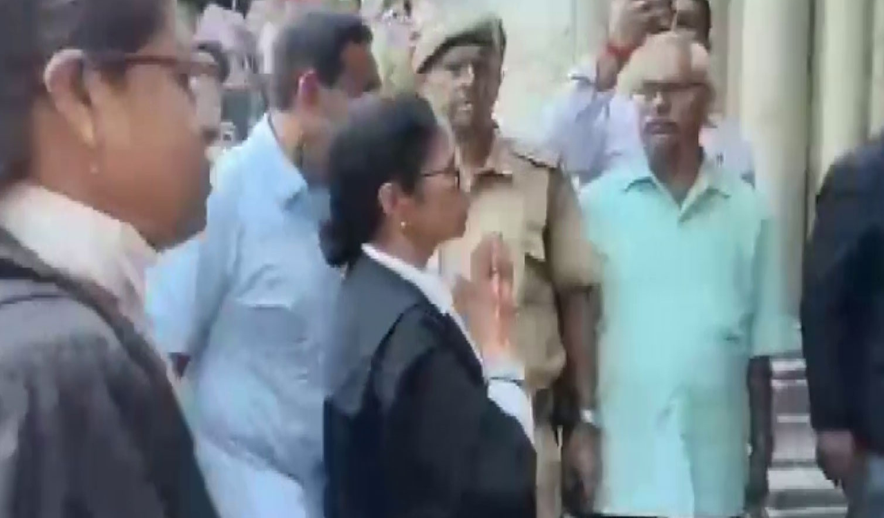 Mamata Banerjee faces ‘thief’ slogans at Calcutta HC