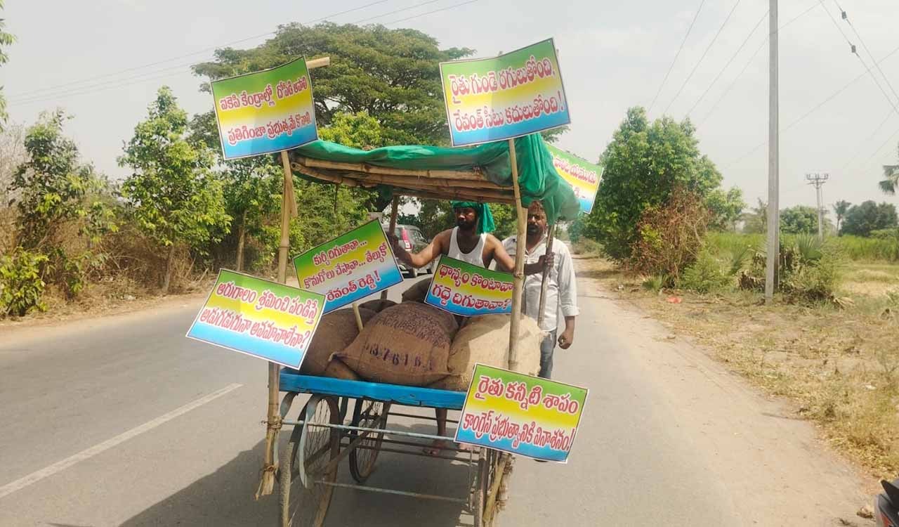 Farmer walks barefoot, carries paddy sacks in pushcart to protest procurement delays in Telangana