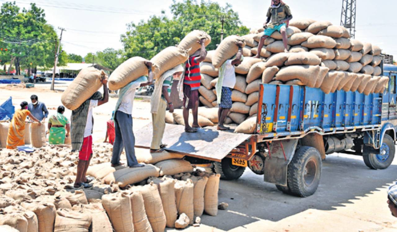Paddy shifting stalls due to vehicle shortage in Karimnagar