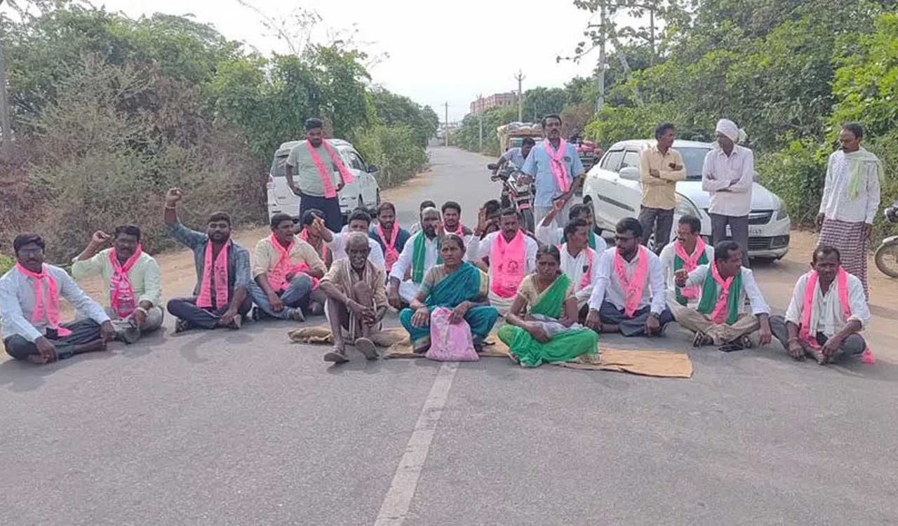 BRS stages rasta roko to speed up procurement process in Peddapalli